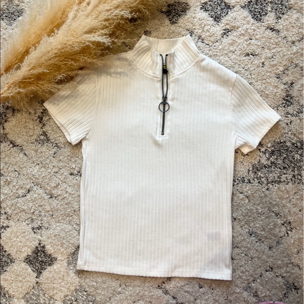 Slim fit ribbed fabric top.